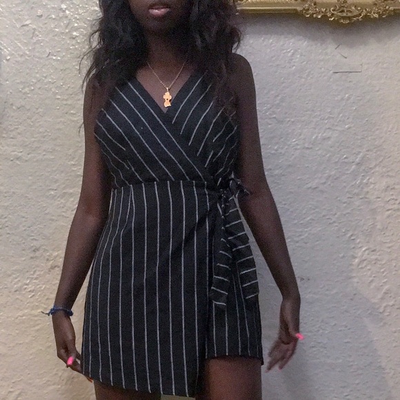 Tobi Surplice dress - Picture 2 of 3